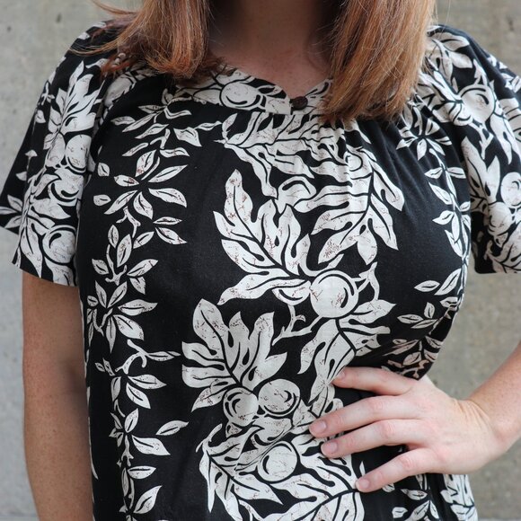 vintage black floral Hawaiian muumuu - Picture 5 of 12